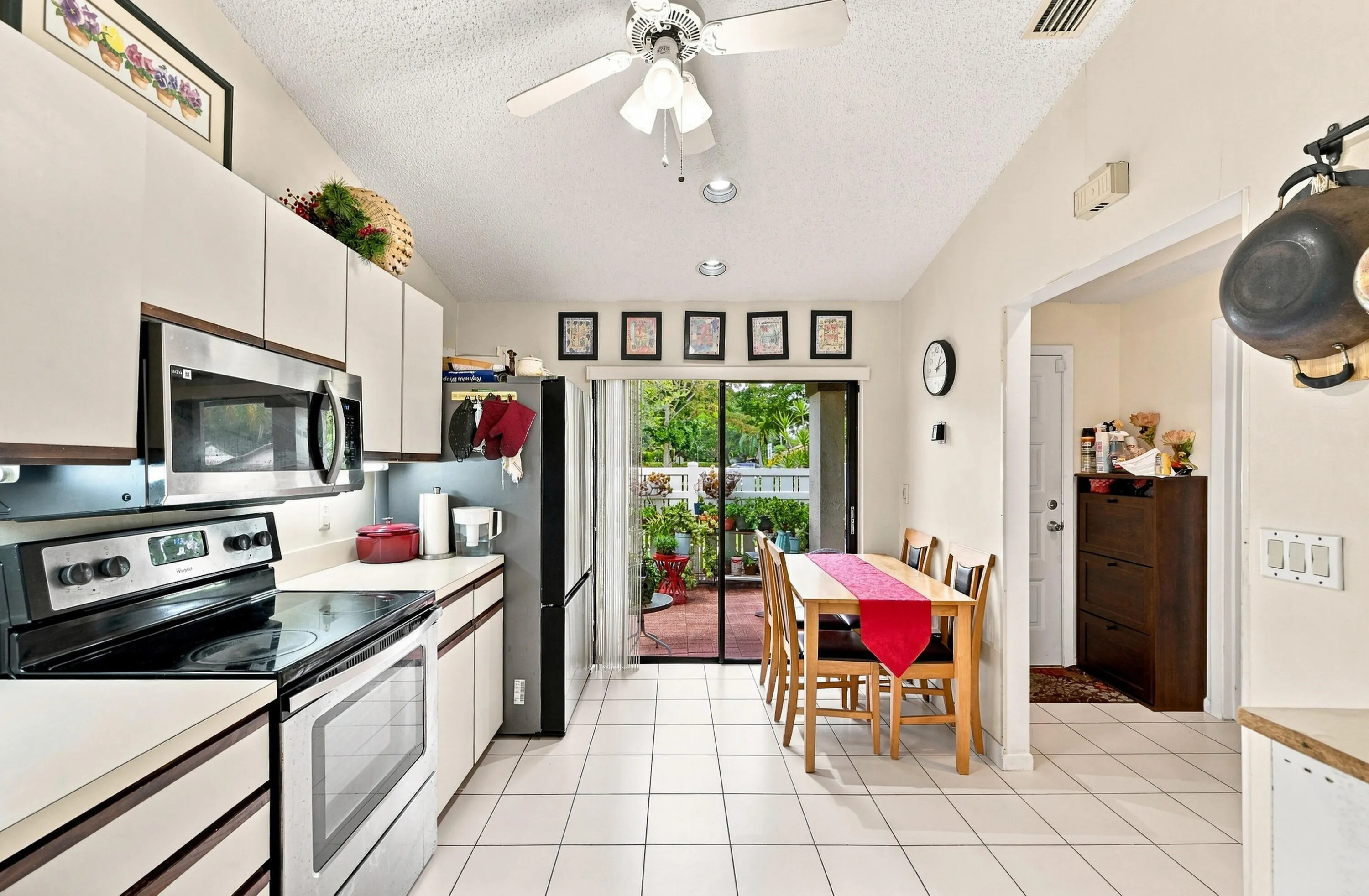 Kitchen & Breakfast Area