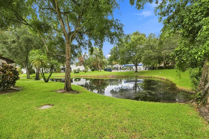 Water View / Garden Setting