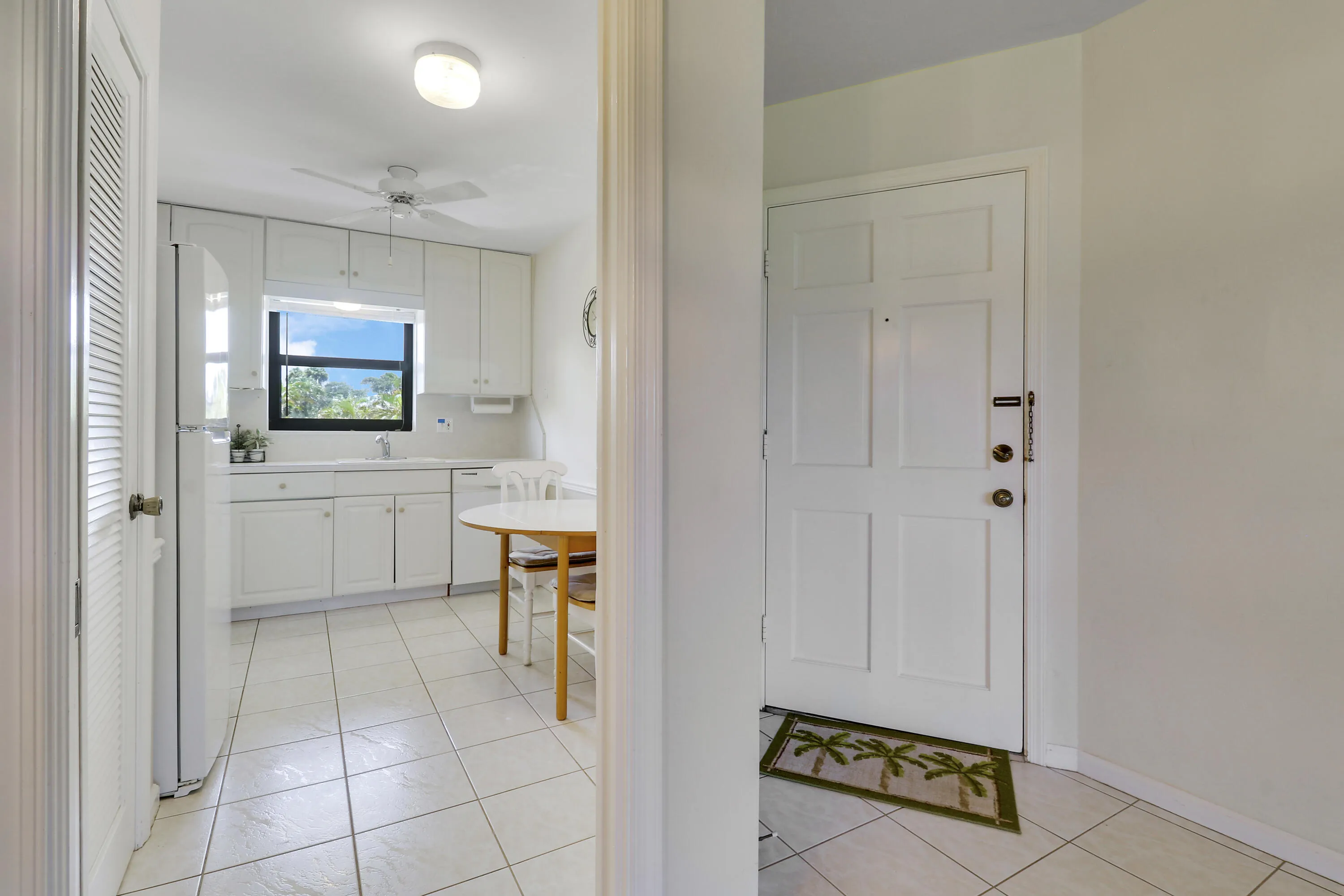 Foyer/Kitchen