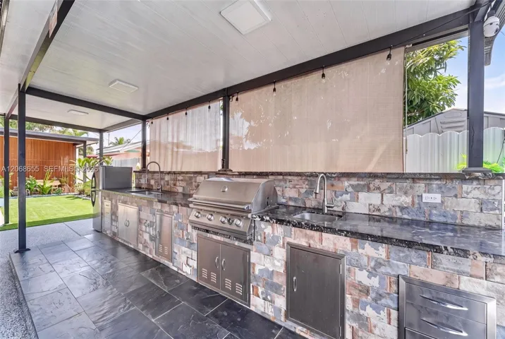 Exterior Kitchen with Natural gas built-in Grill and Burners