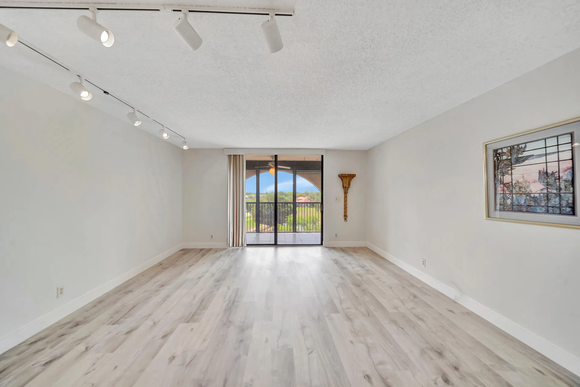 Spacious Living Room with Screened Balcony Entry