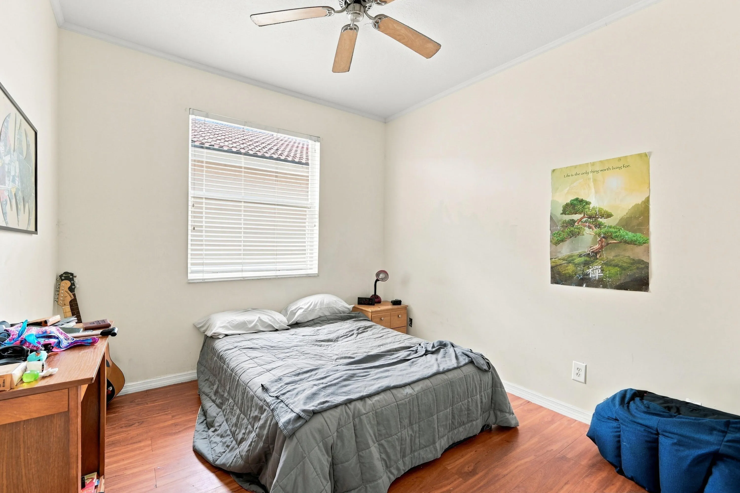 23_bedroom