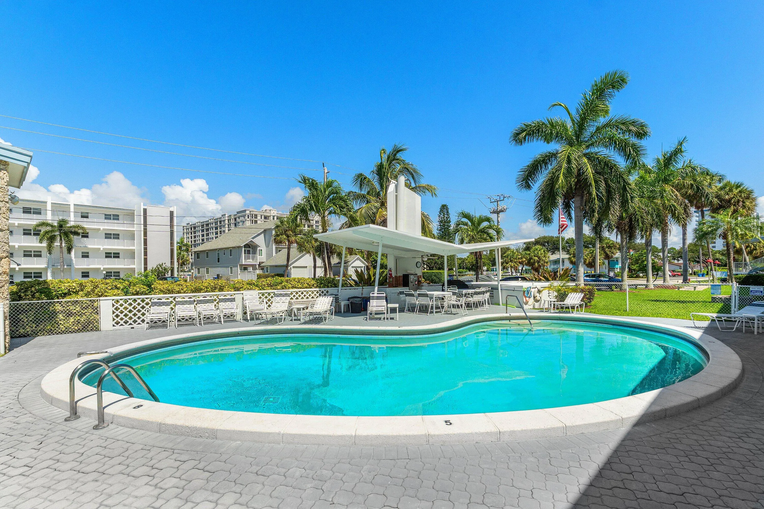 020-1110NorthRiversideDrive-23-PompanoBe