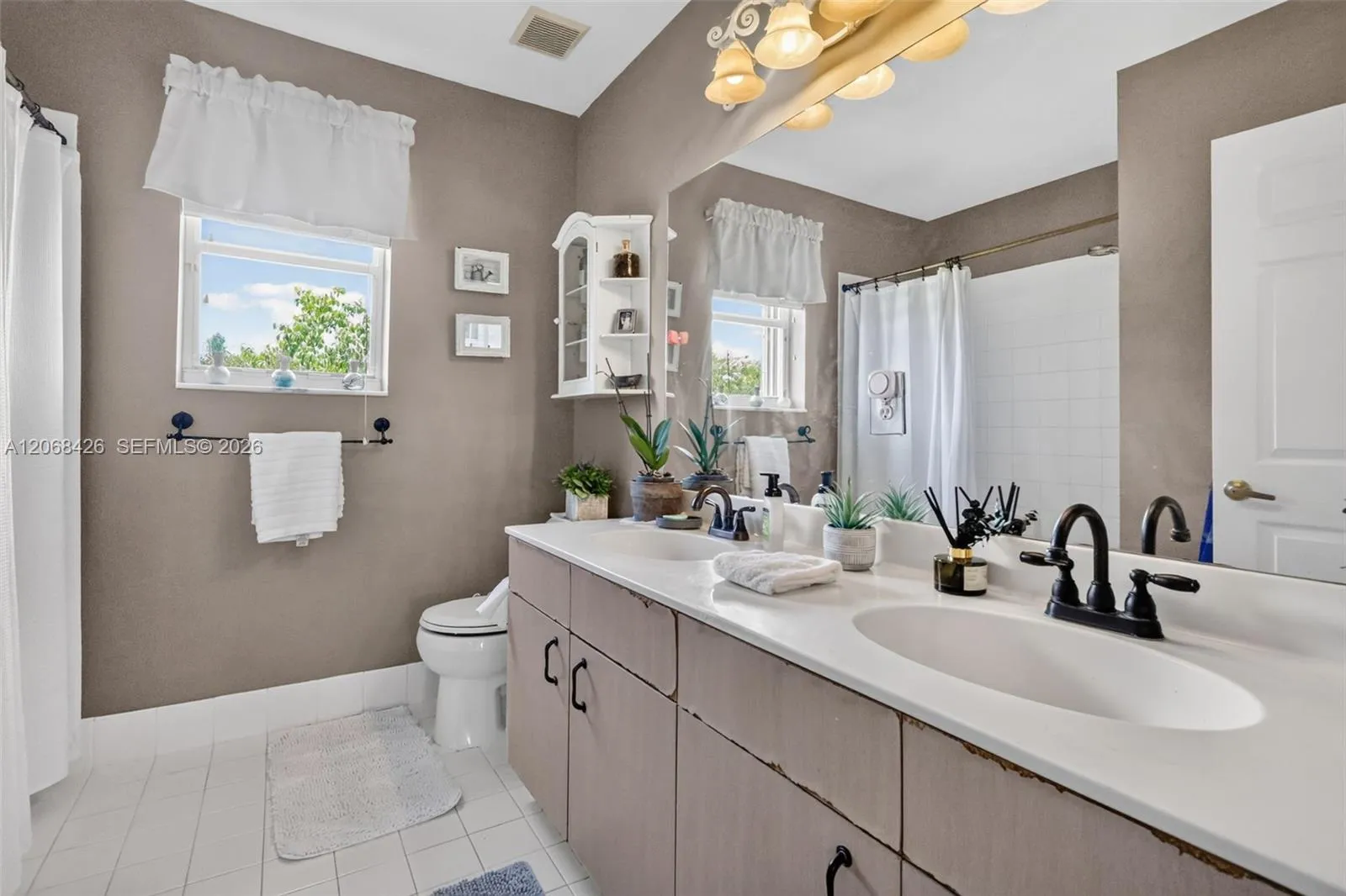 Full Hall Bathroom #3