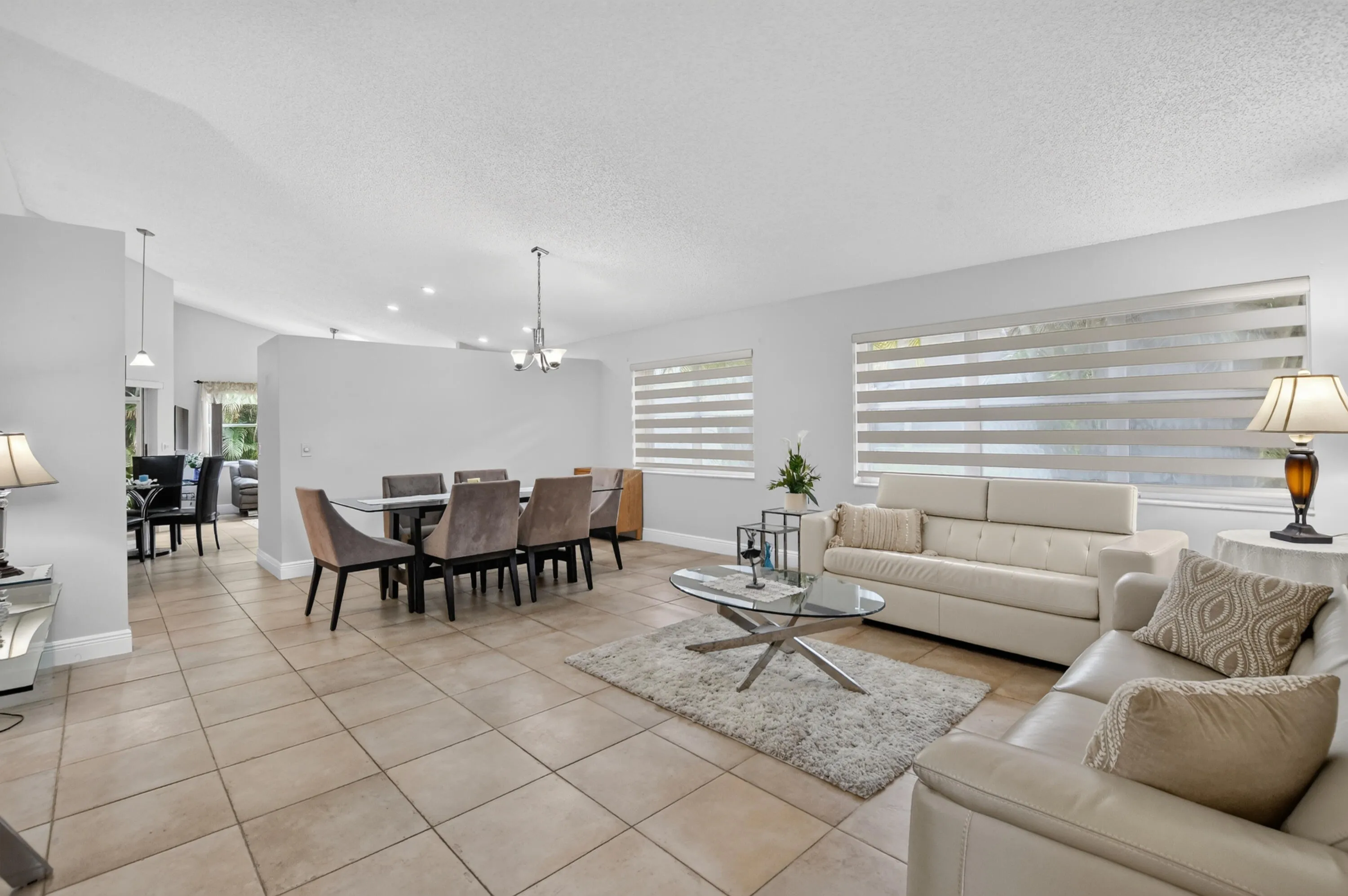 Spacious living room and dinning room area, with vaulted ceiling.
