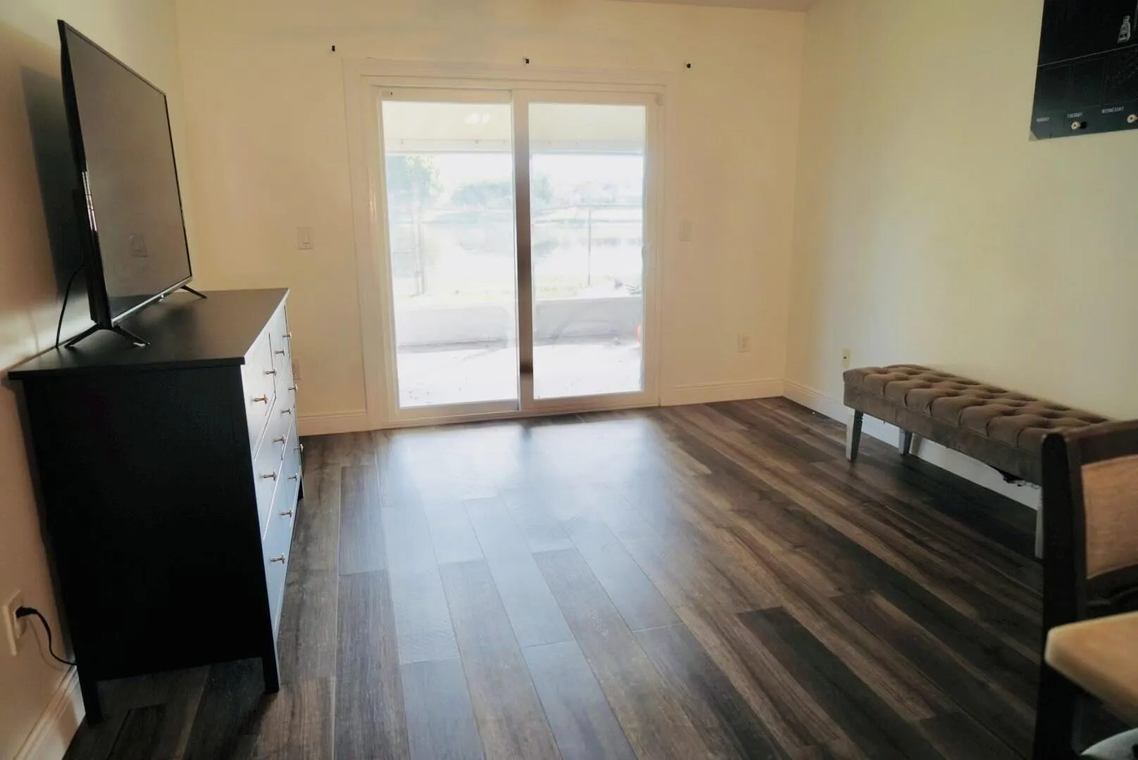 Wood-finish flooring with a multi-tone pattern
