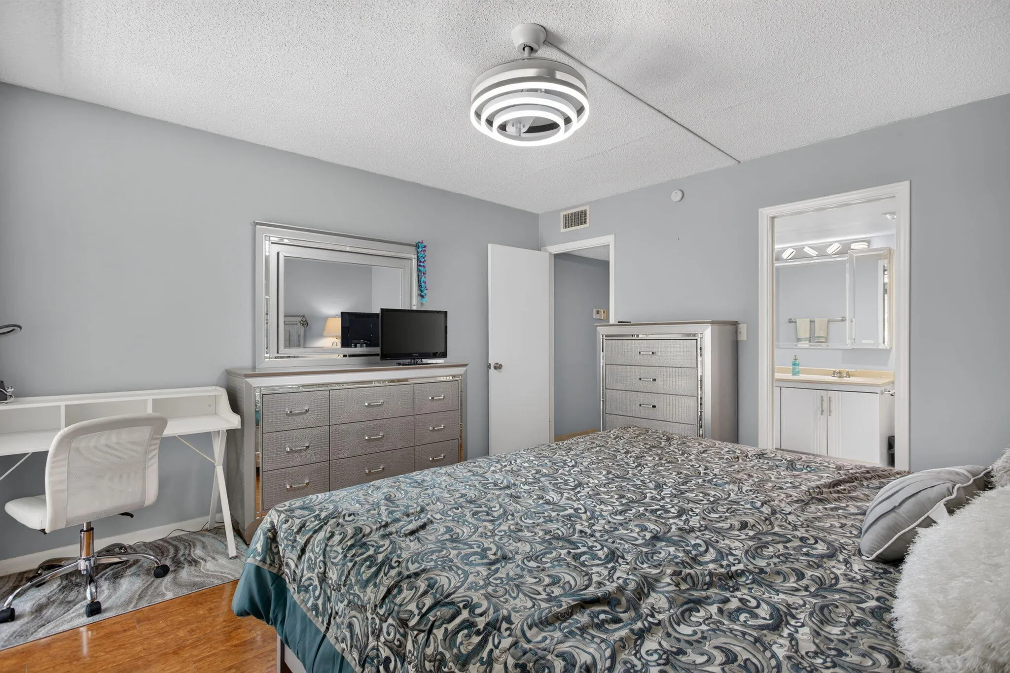MAIN BEDROOM