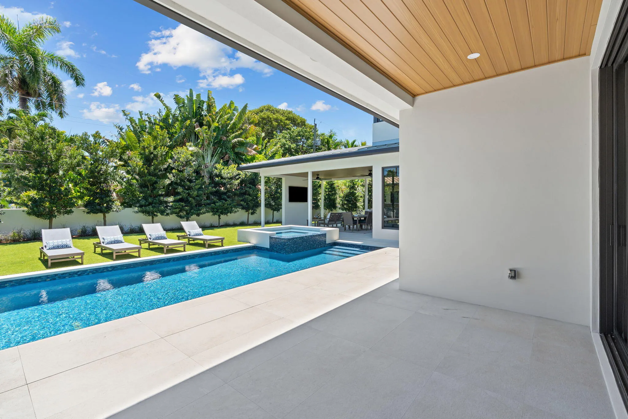 76-web-or-mls-2506 NE 14th St, Fort Laud