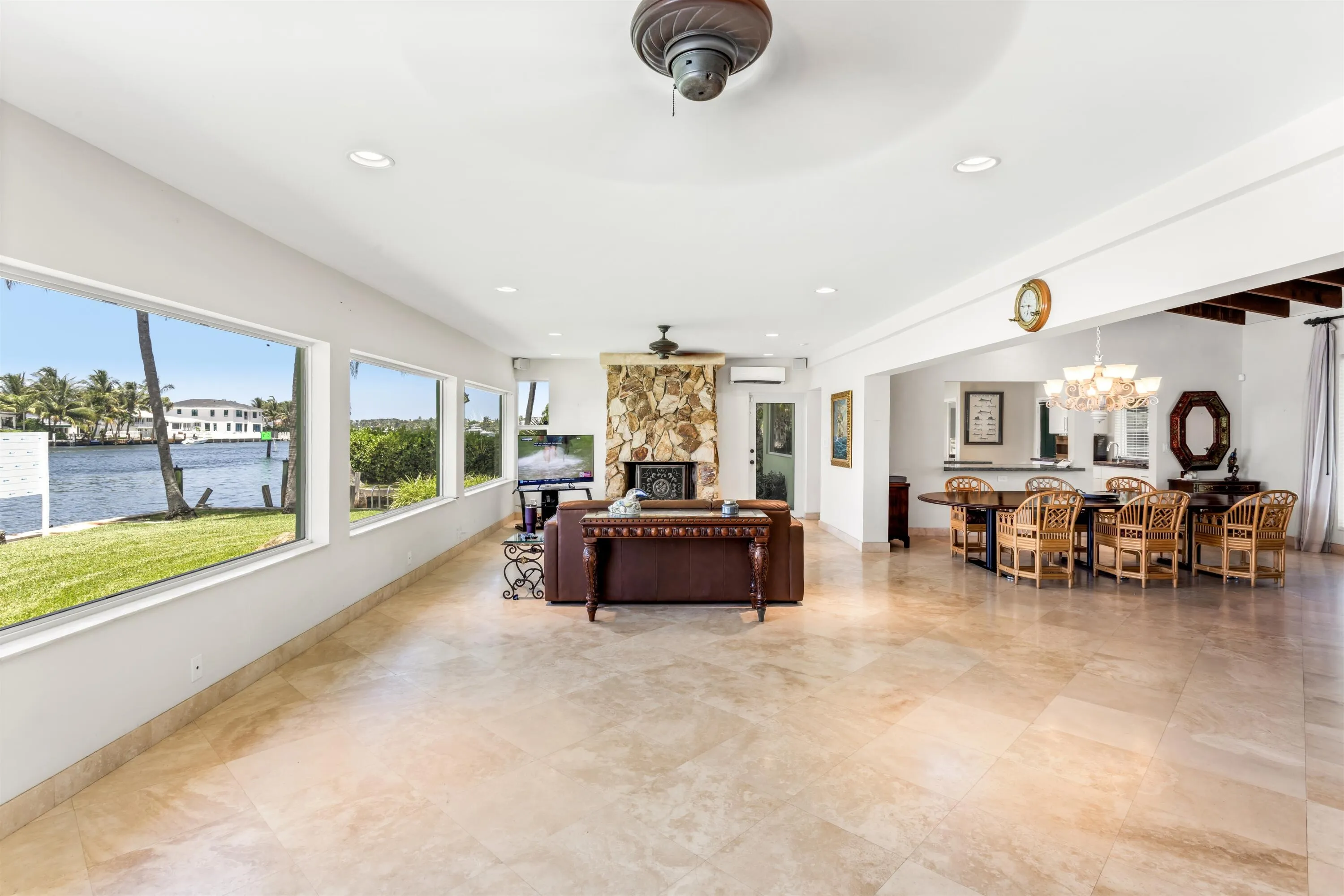 FAMILY_ROOM_STRAIGHT