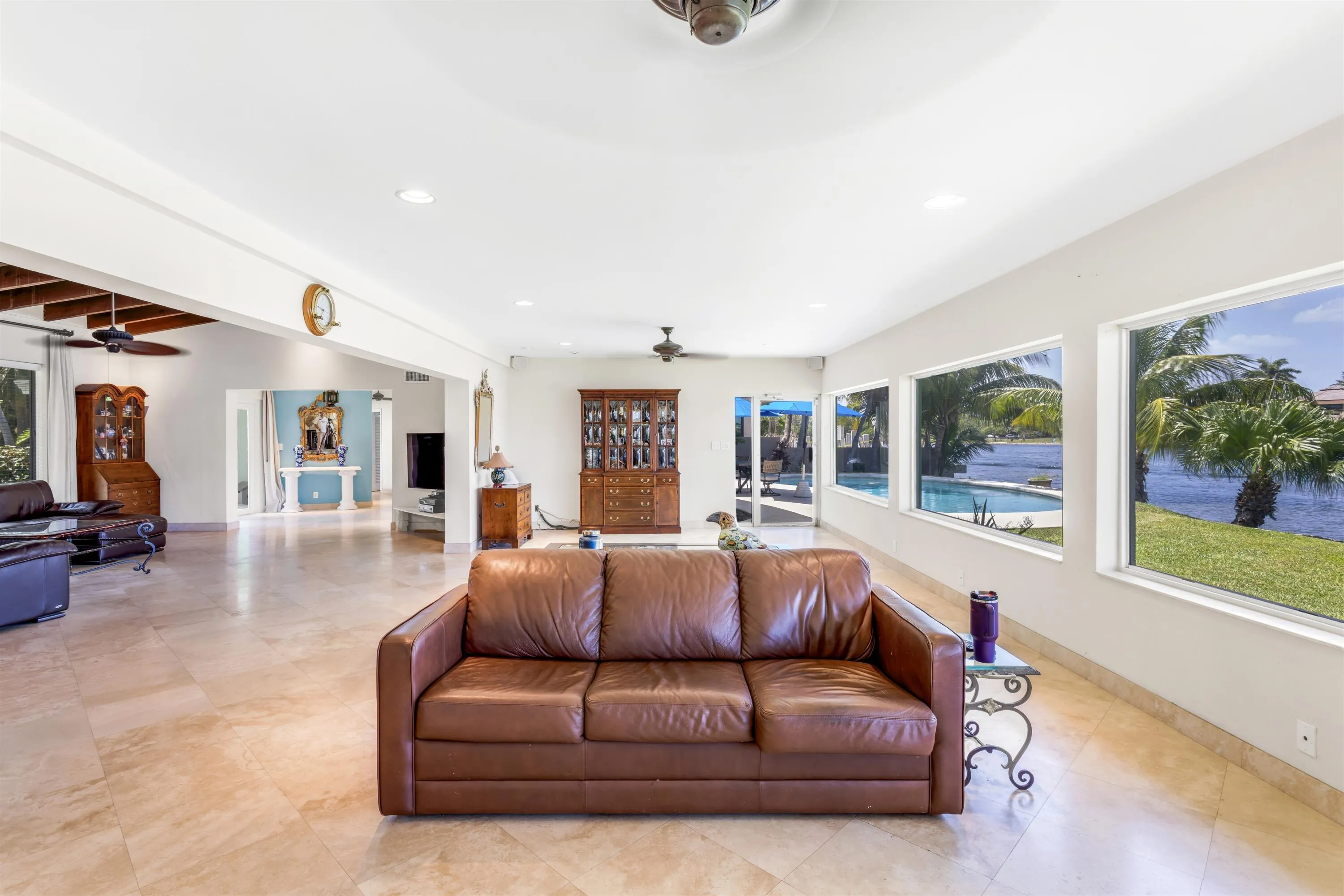 FAMILY_ROOM_STRAIGHT_TO_POOL