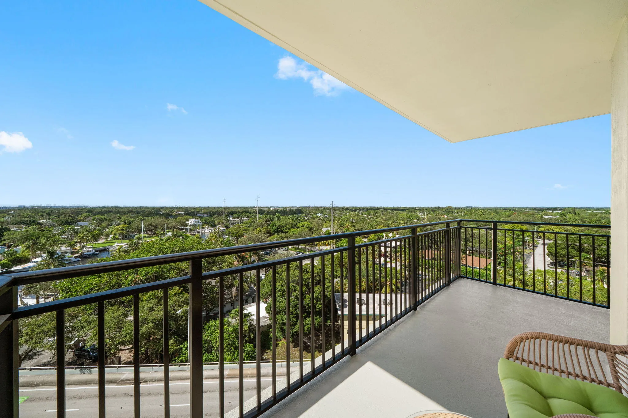 Expansive wraparound terrace offering open southwest views across Sailboat Bend & the surrounding Fort Lauderdale area.