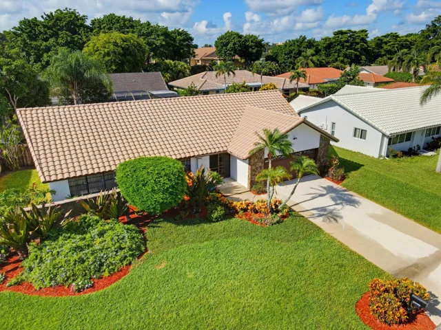Front area and driveway
