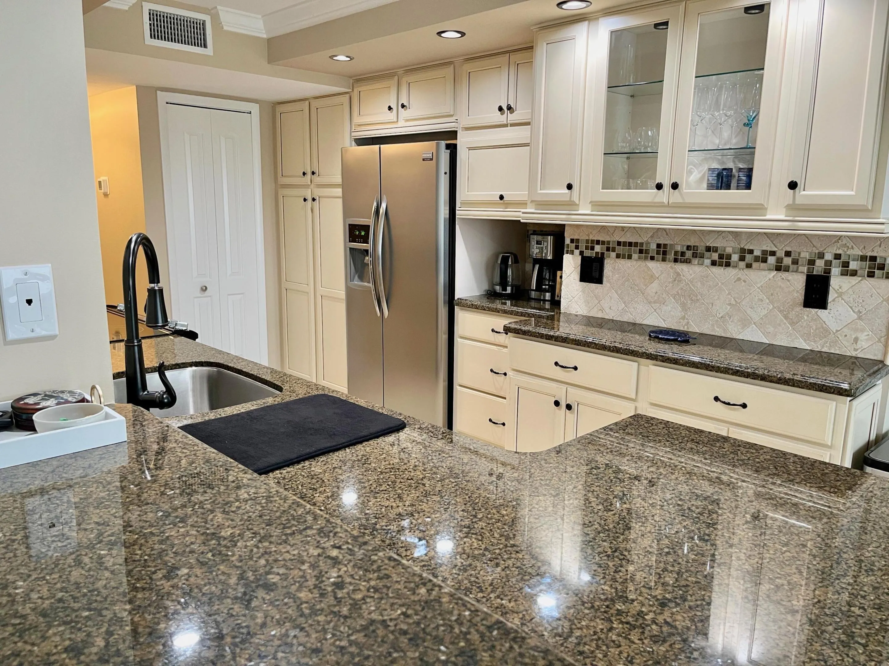 WIDE GRANITE COUNTERTOPS