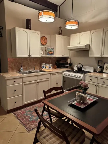 KITCHEN-EATING AREA