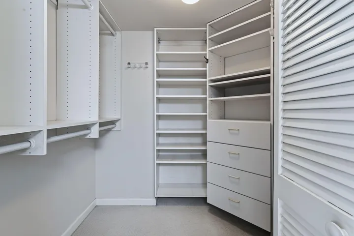 Walkin Closet in Bedroom