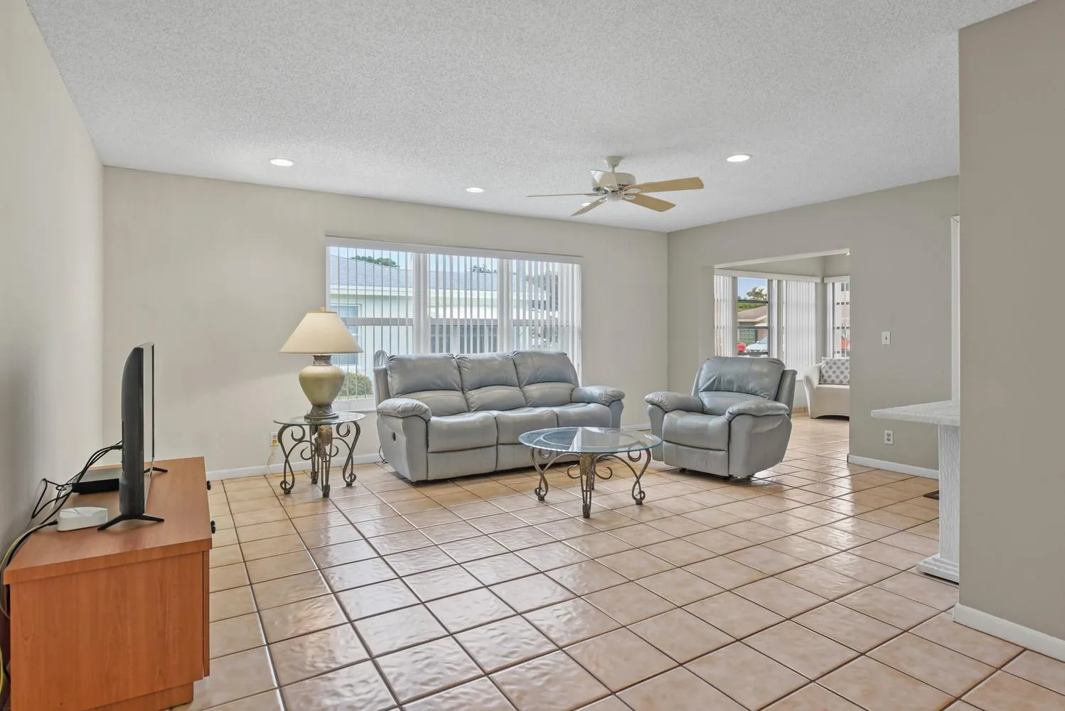 005-023-5157 Lakefront Blvd-1499x1000