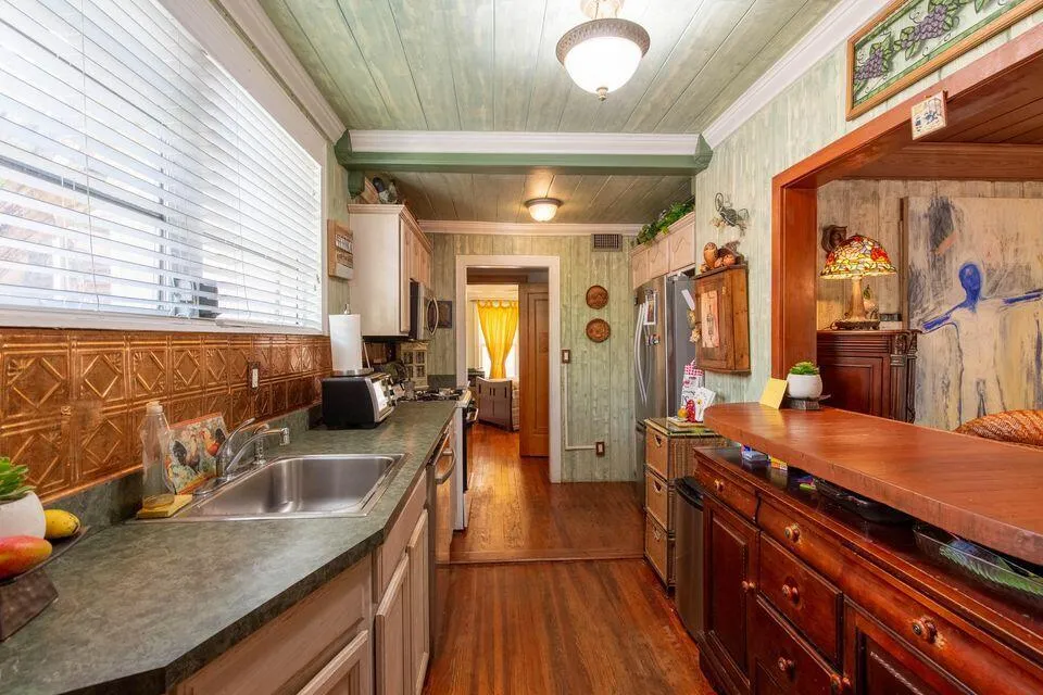 1016 KITCHEN
