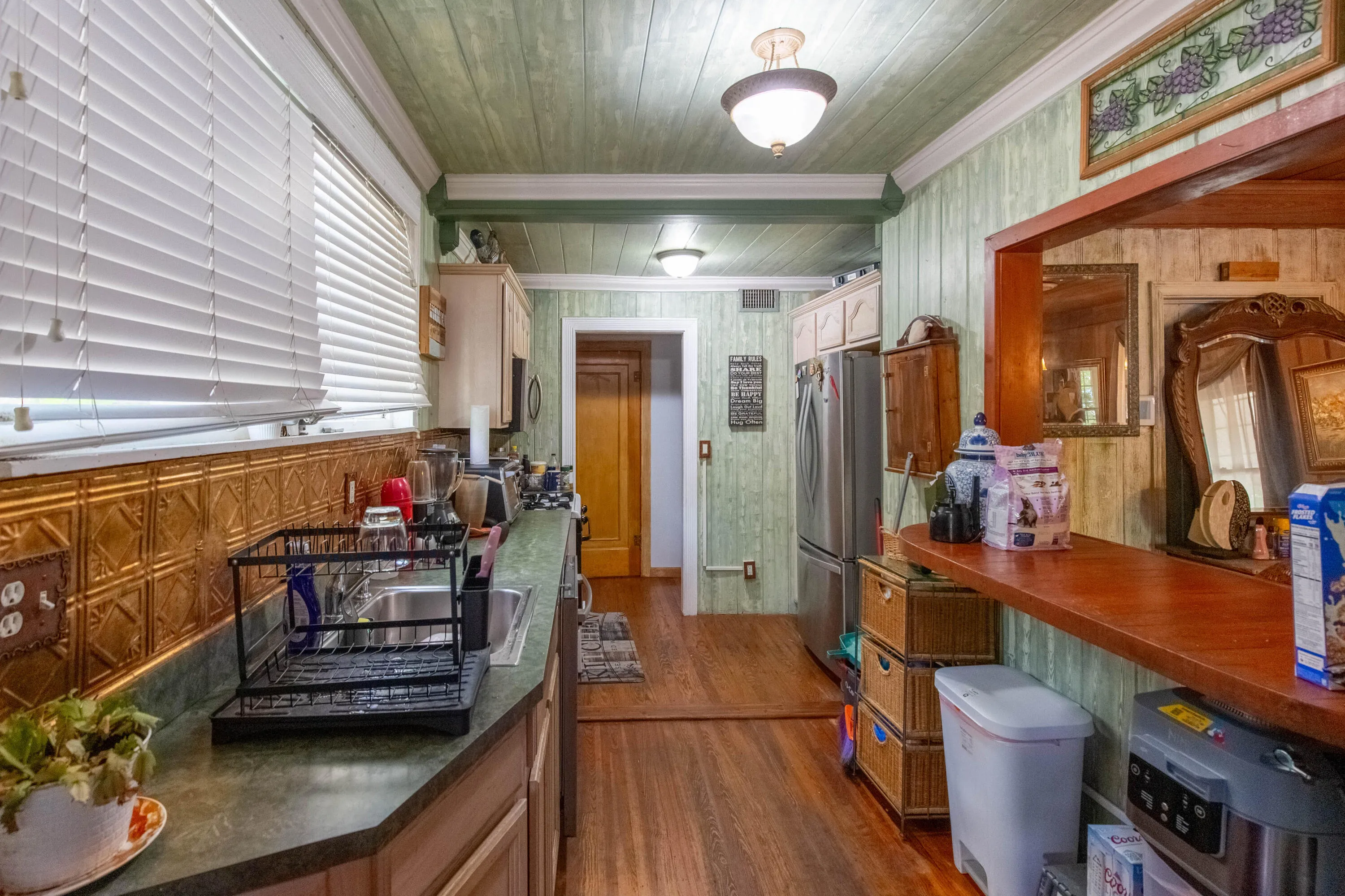 what a kitchen, the faux painting, crown molding