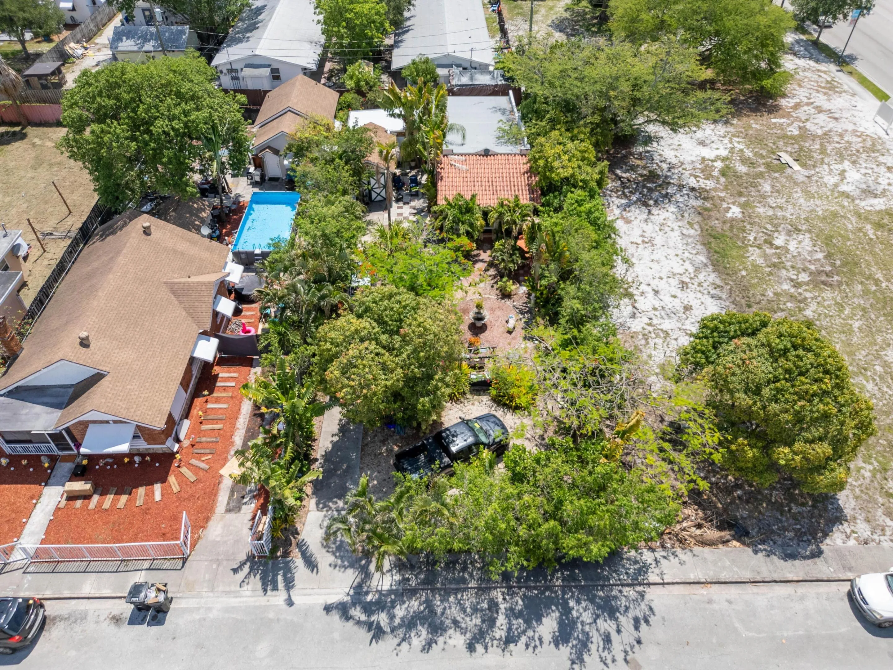 Birds view , so private from the street. , empty lot next door