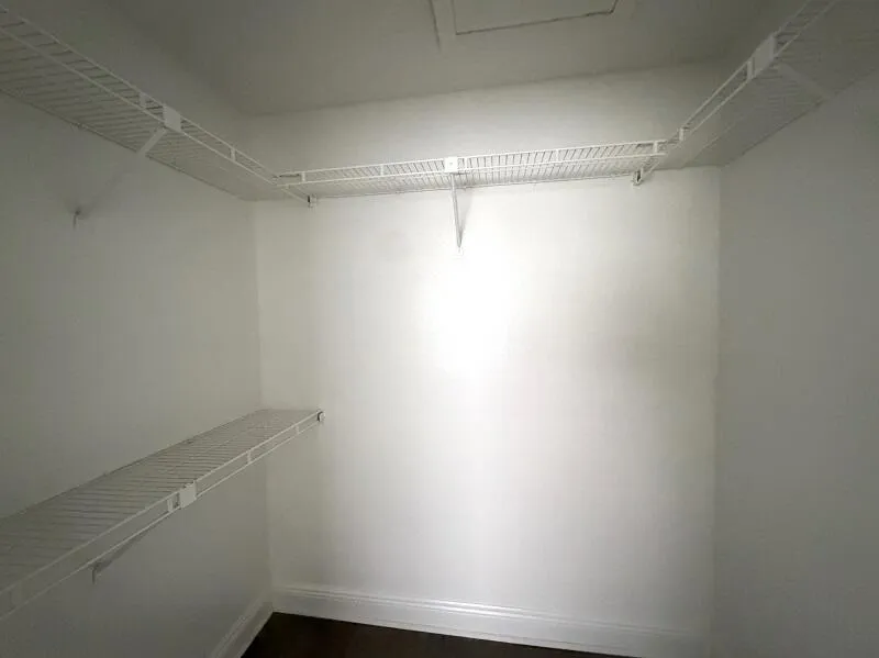 Walk-in-closet