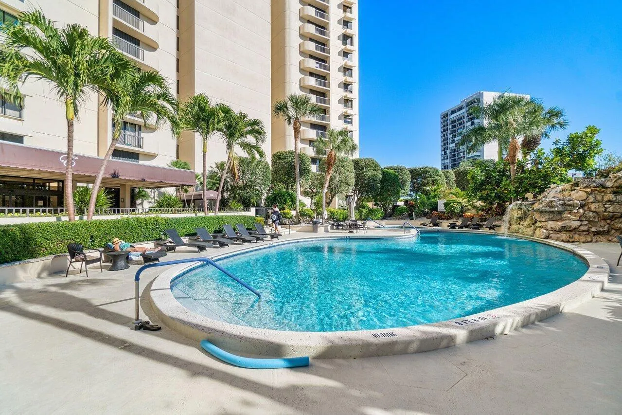 033-2450PresidentialWay-WestPalmBeach-FL