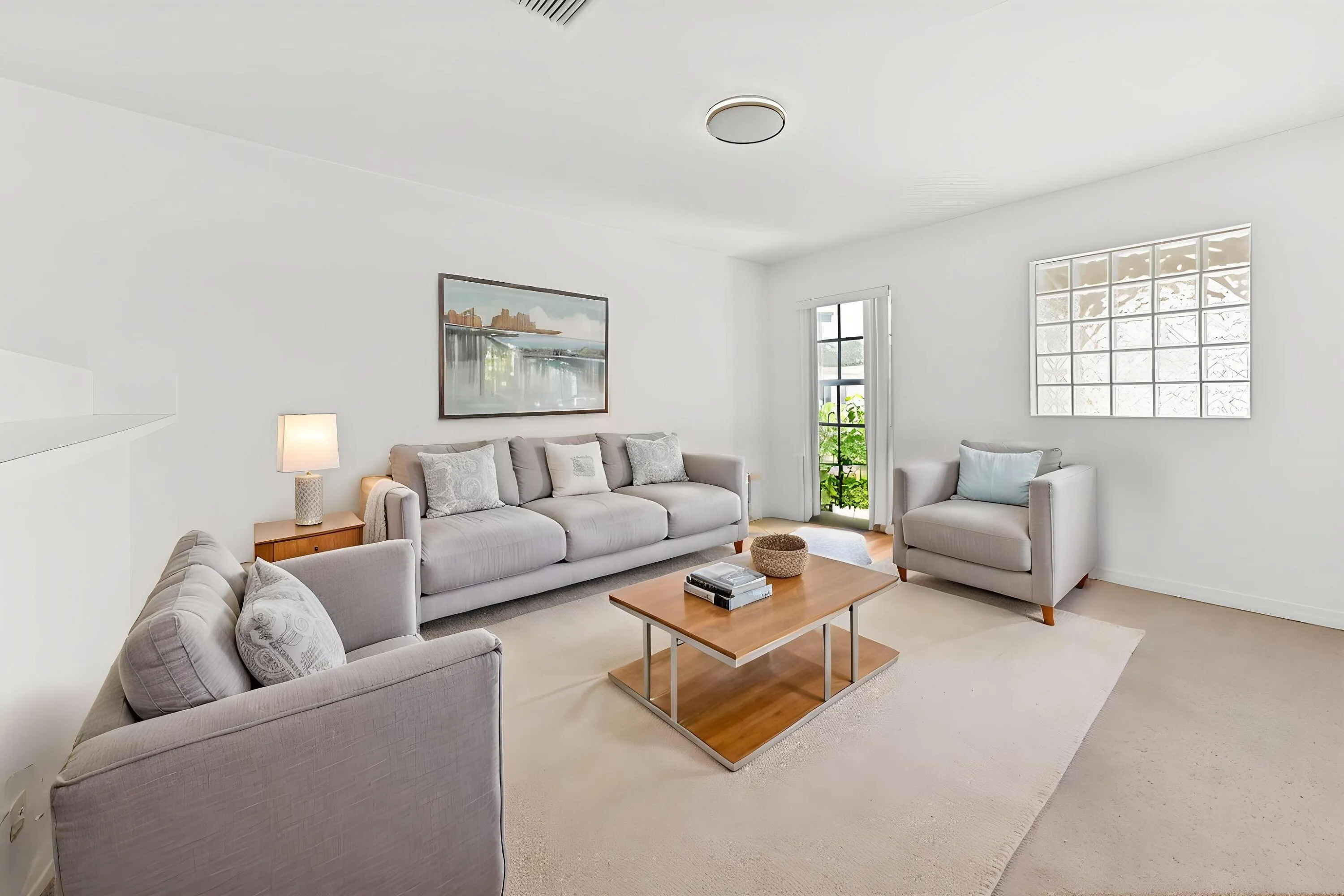 16-family-room-01_VS_decl