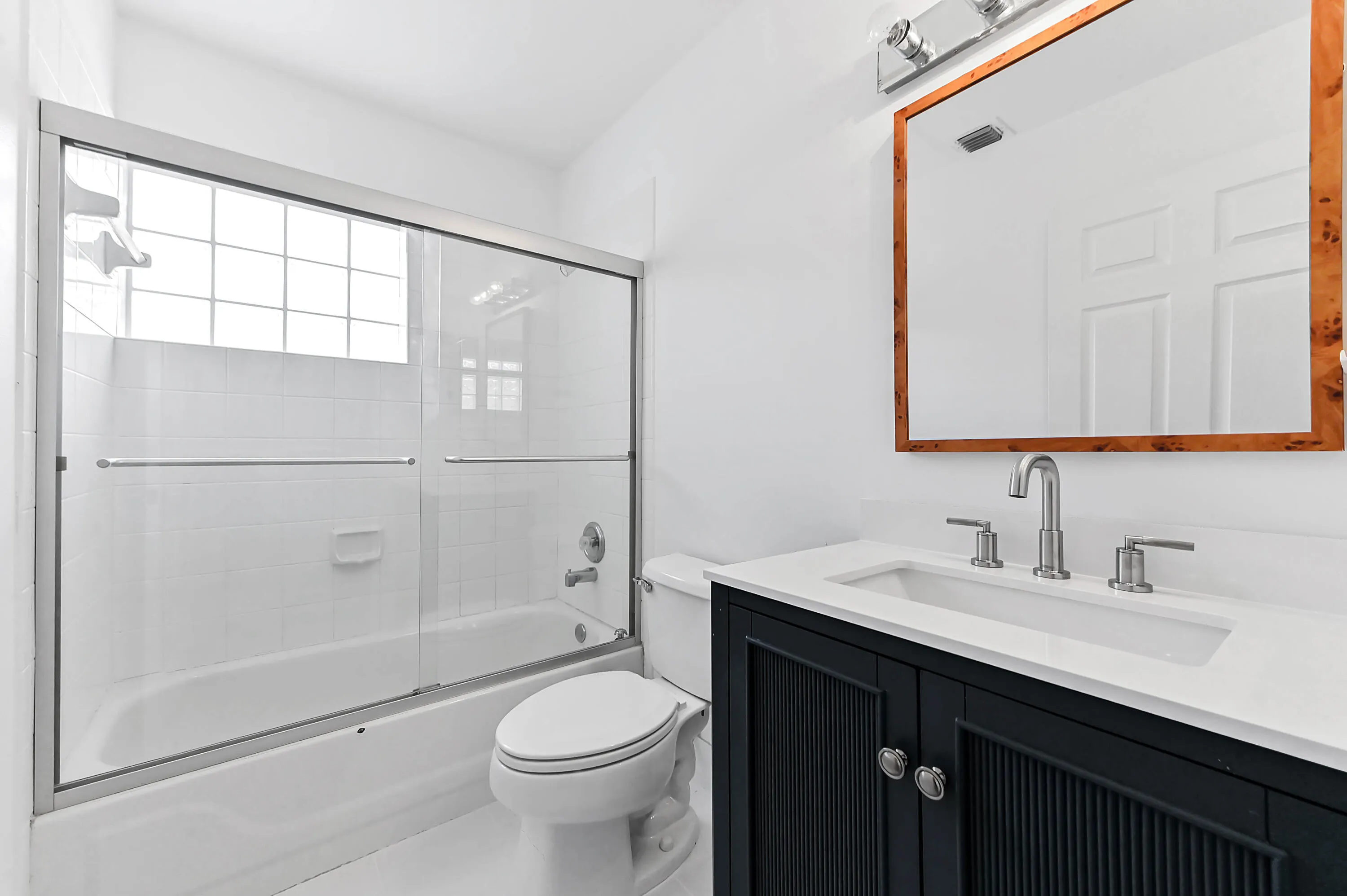 20 Bathroom 02