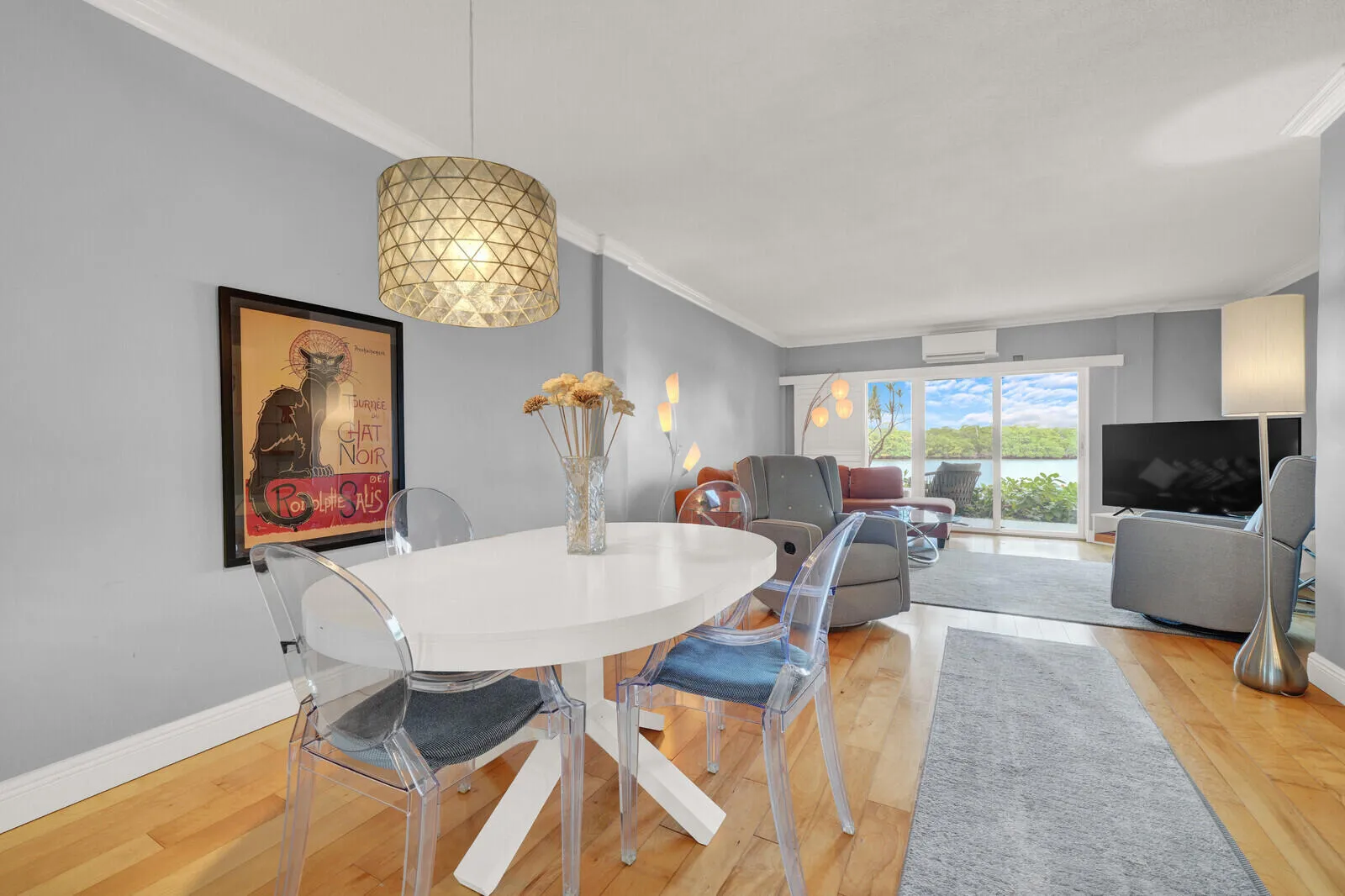 Panoramic Waterfront Views