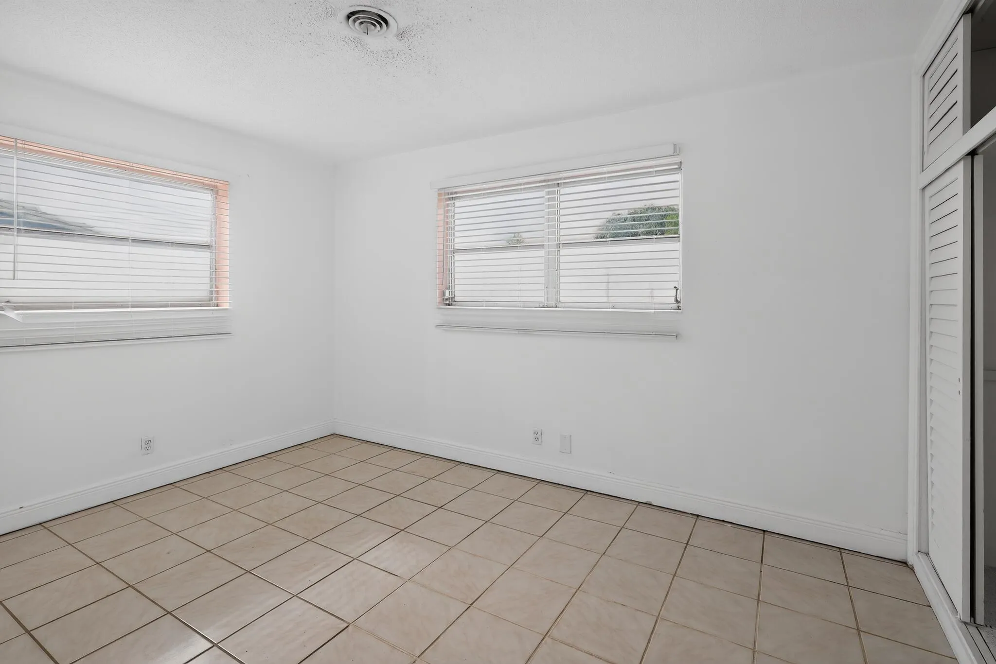 32_5845_Arthur_St-Bedroom-9759