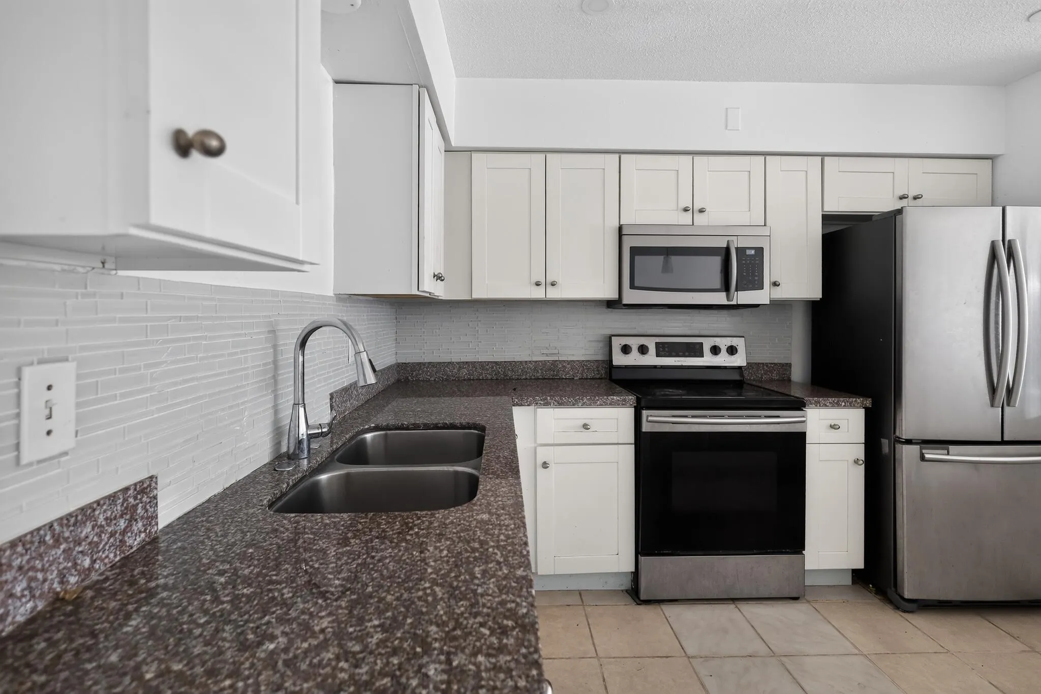 20_5845_Arthur_St-Kitchen-9756
