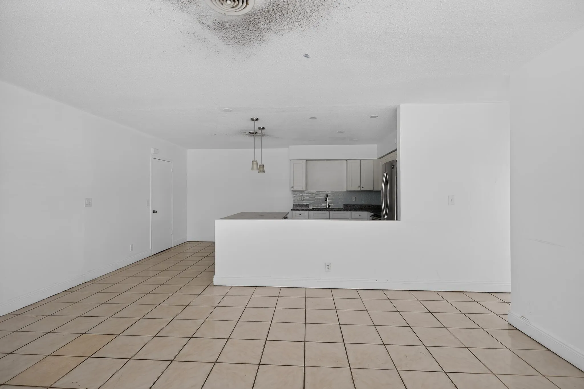 13_5845_Arthur_St-Living_room-9753