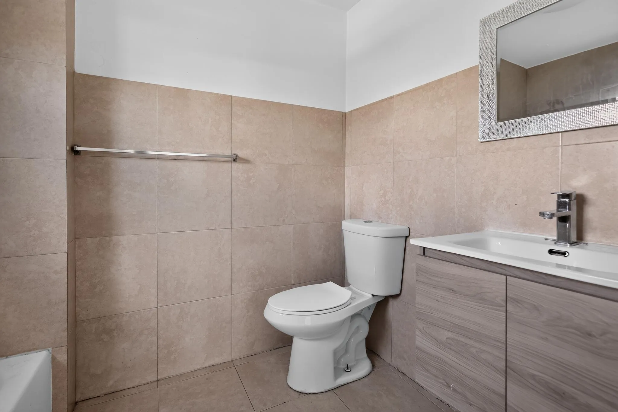 39_5845_Arthur_St-Bathroom-9769