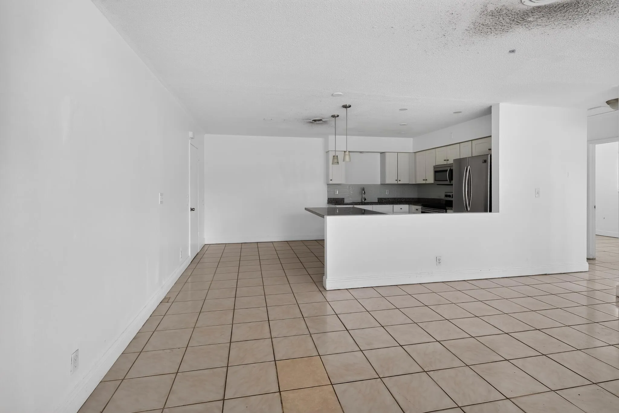 14_5845_Arthur_St-Living_room-9746