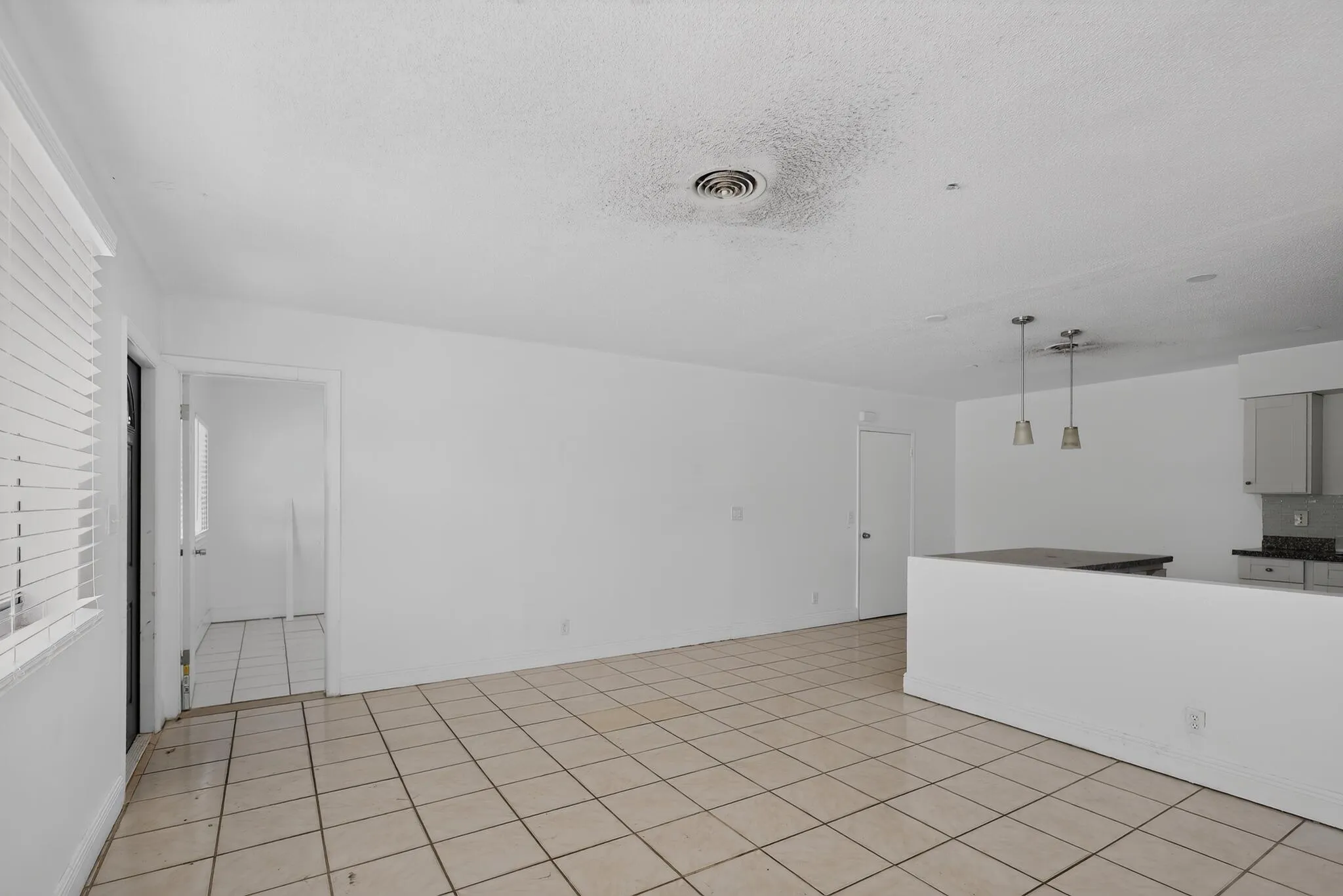 15_5845_Arthur_St-Living_room-9752
