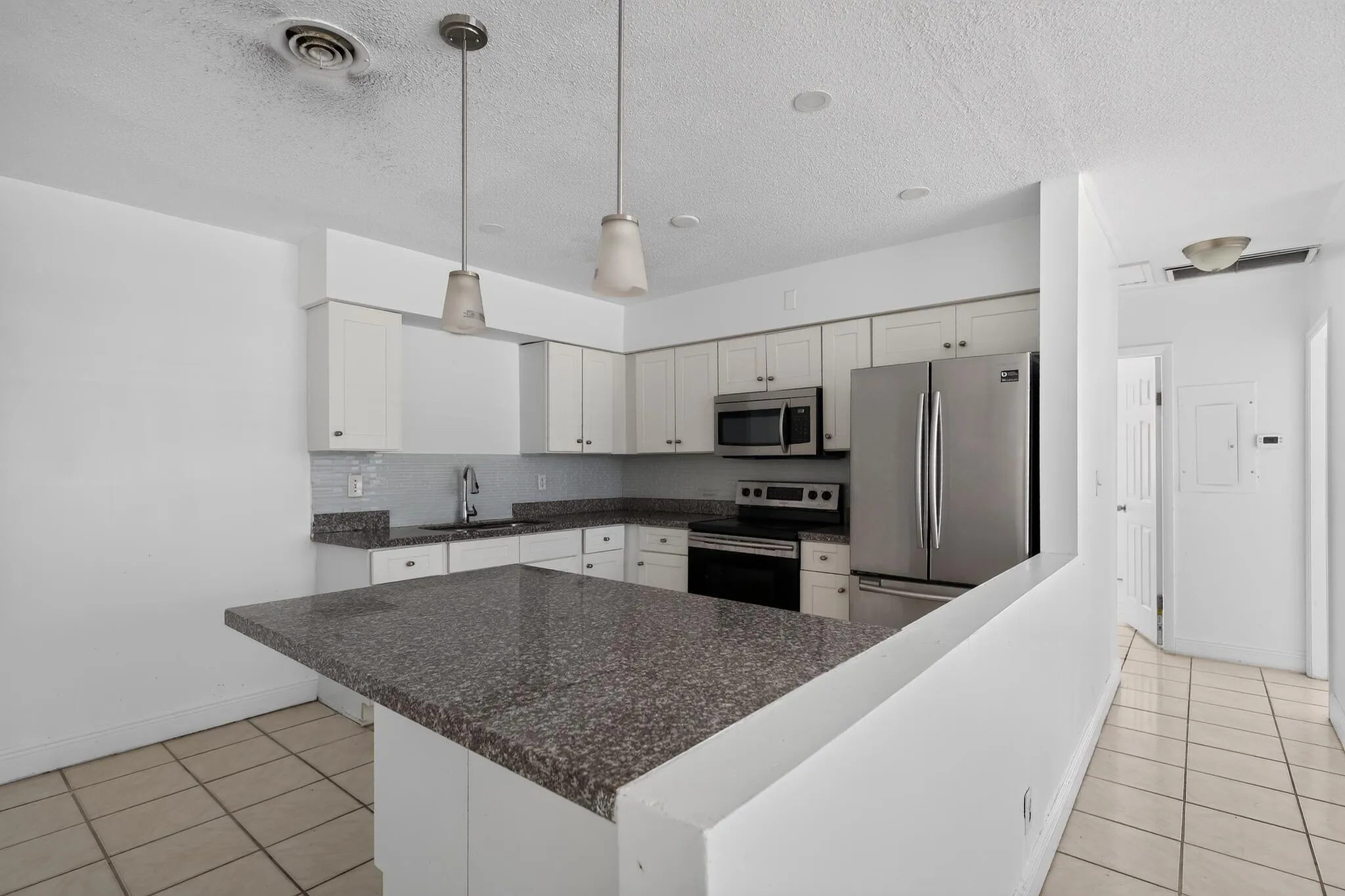 21_5845_Arthur_St-Kitchen-9754