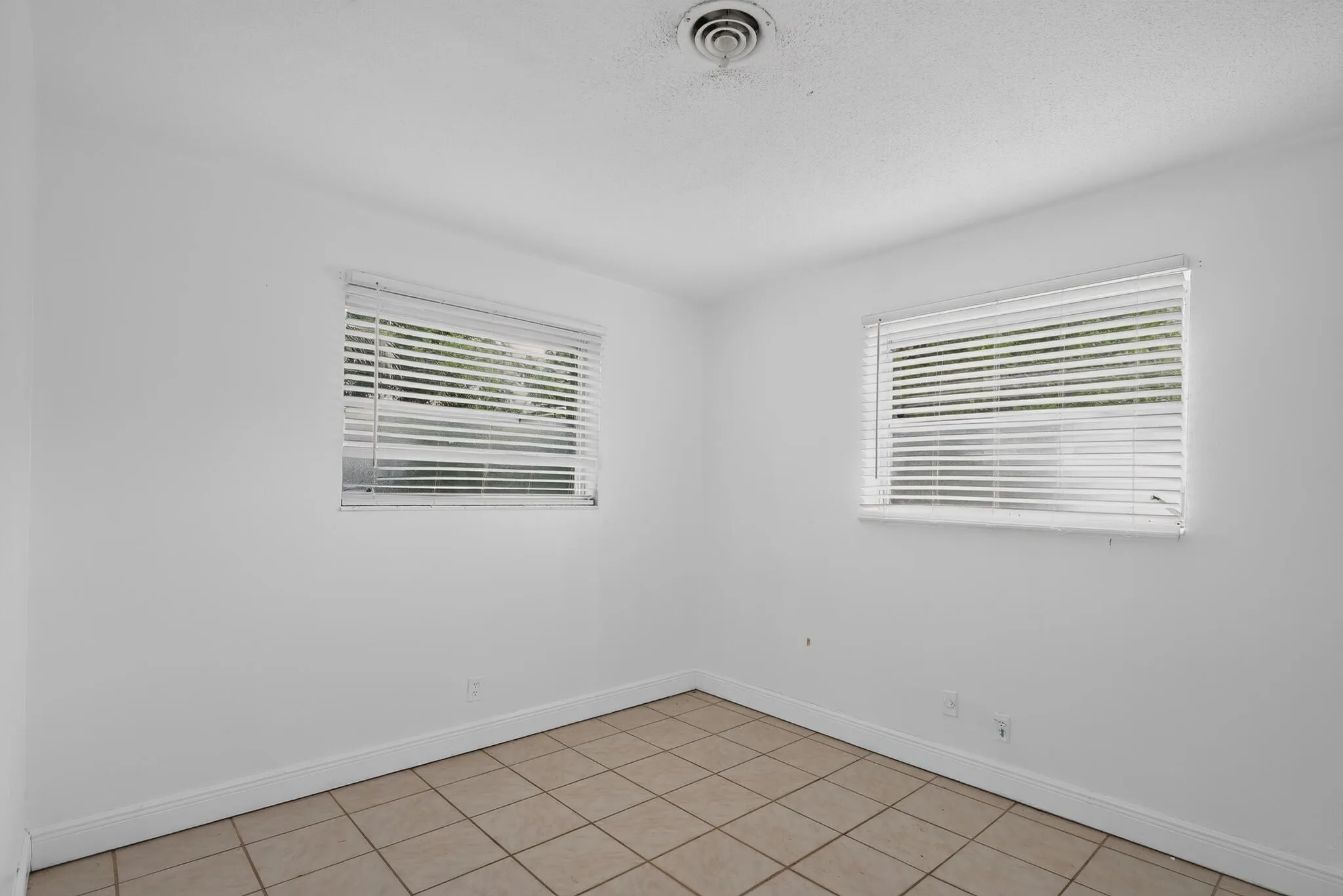 33_5845_Arthur_St-Bedroom-9763