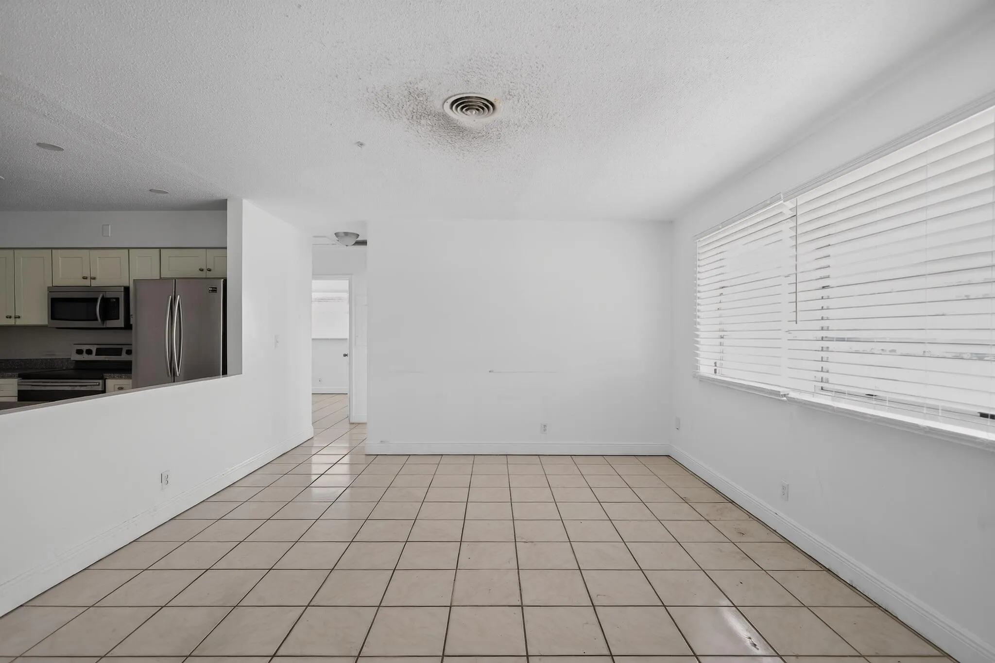 16_5845_Arthur_St-Living_room-9748