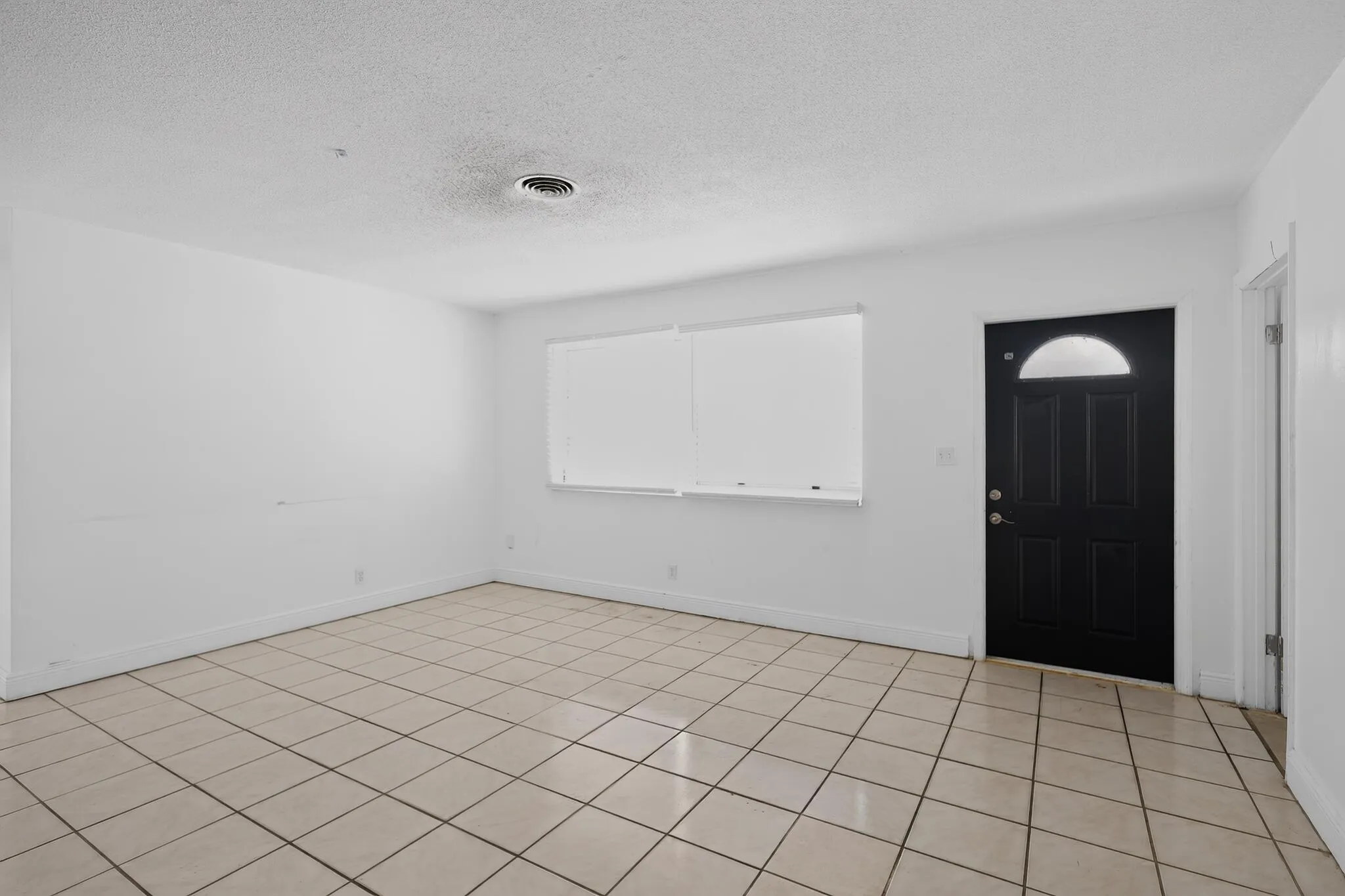 18_5845_Arthur_St-Living_room-9749