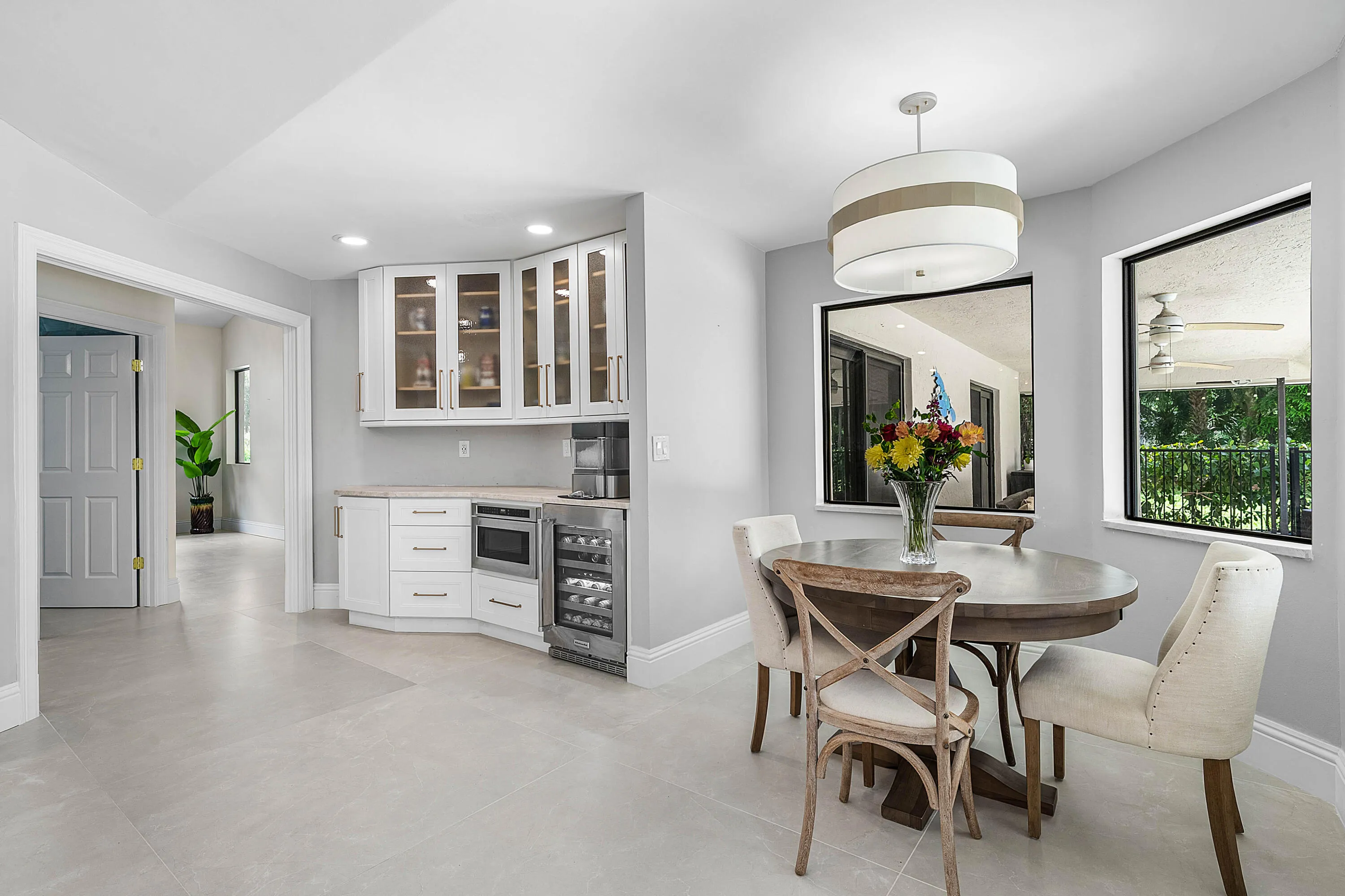 Bar & breakfast nook
