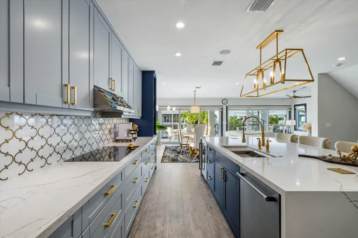 Edged quarts backsplash