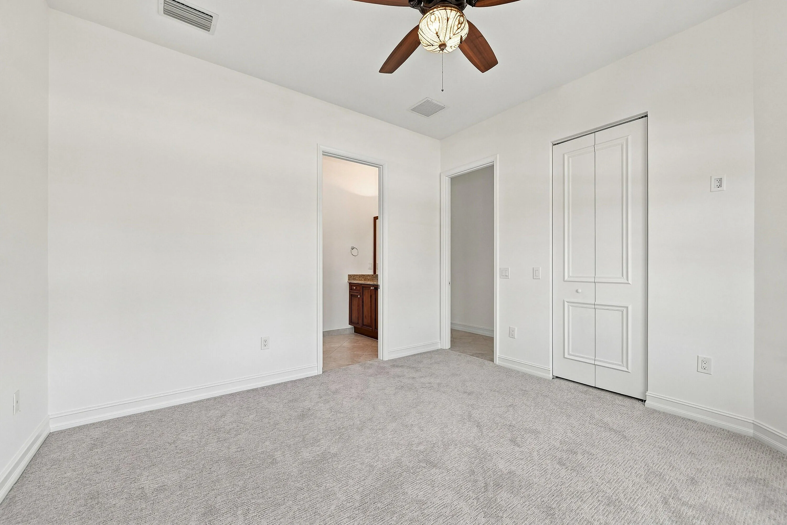 bedroom w/ensuite