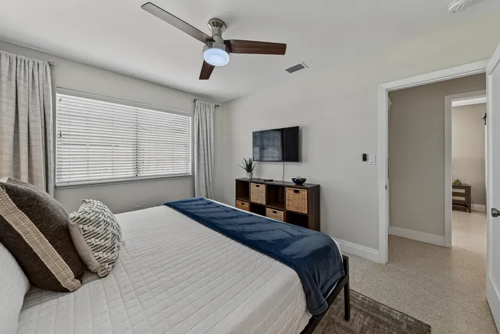 Ceiling fan with integrated lighting