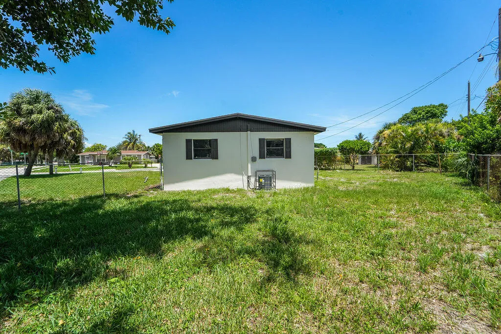 13829thStreetWestPalmBeacho-4