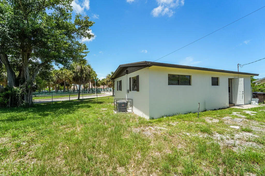 13829thStreetWestPalmBeacho-3