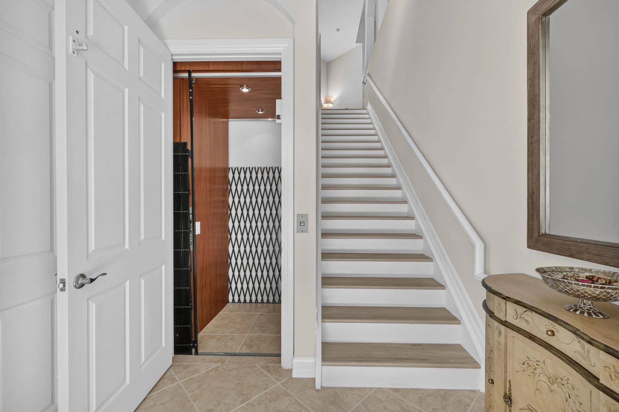 Stairs/Elevator