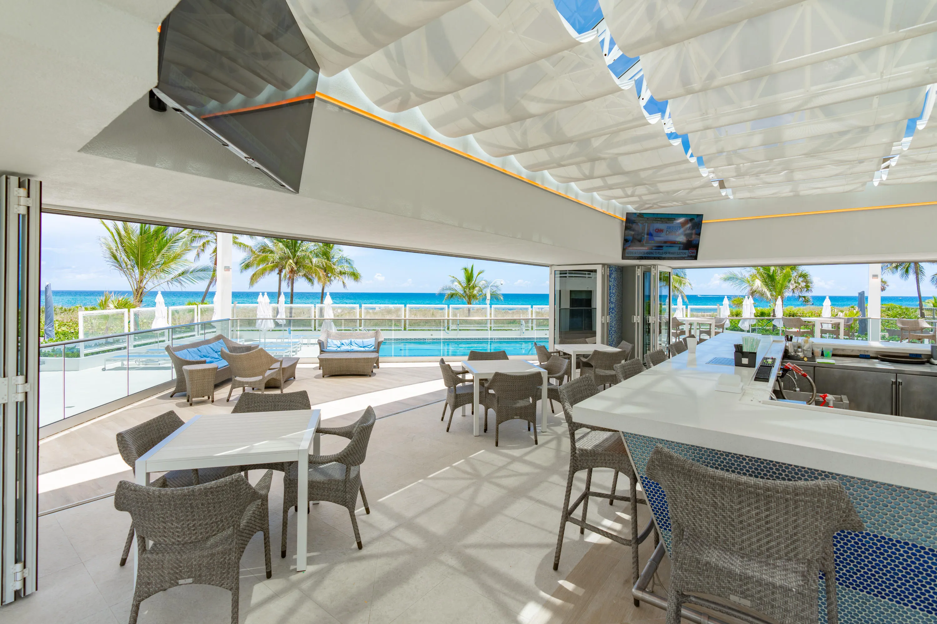 Pool Patio Bar 2