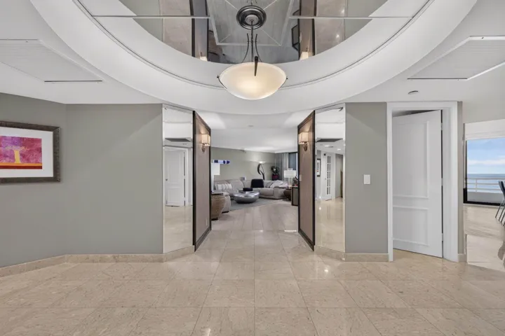 Foyer / Entry