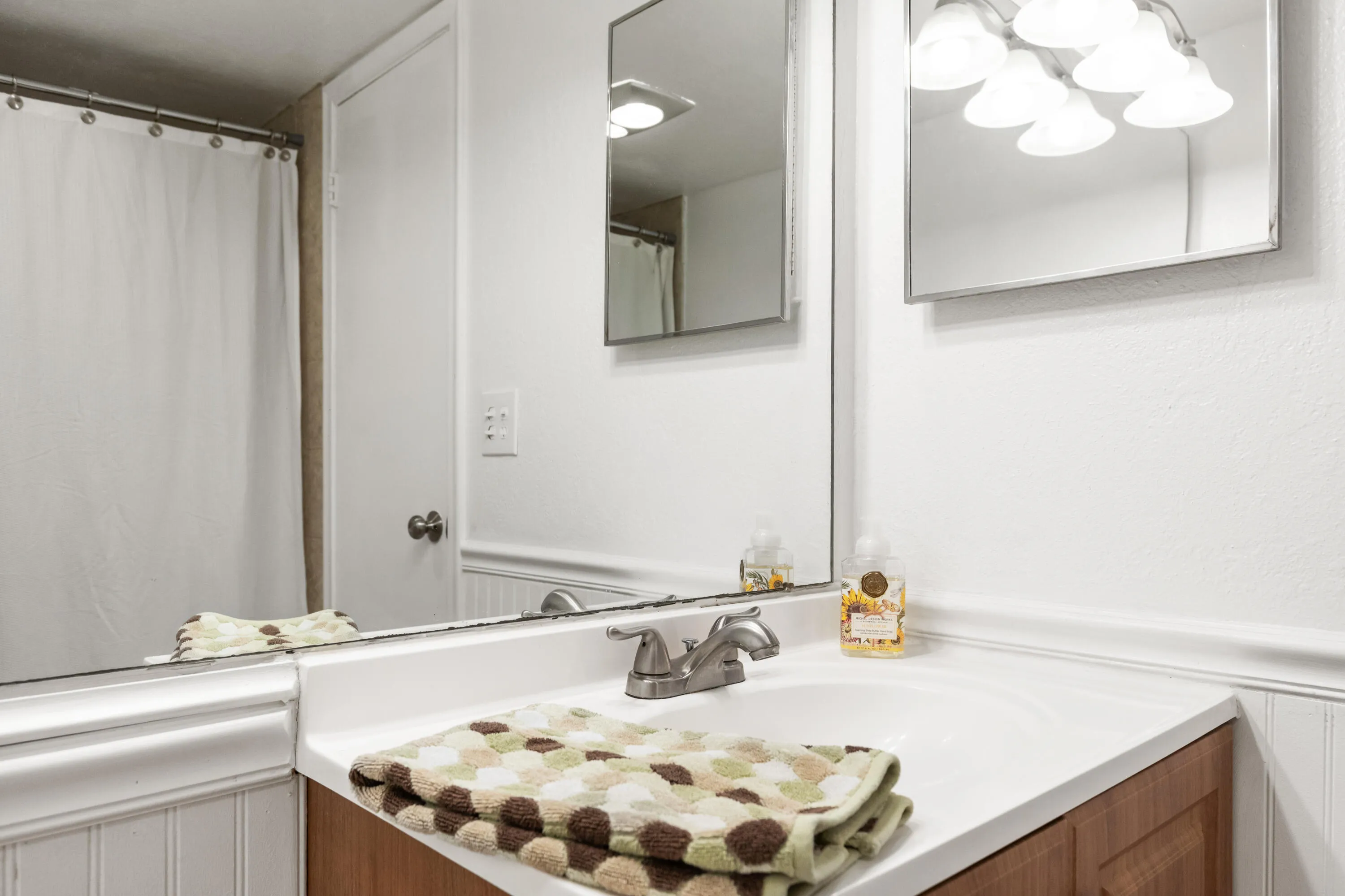 Full Main Bath 1