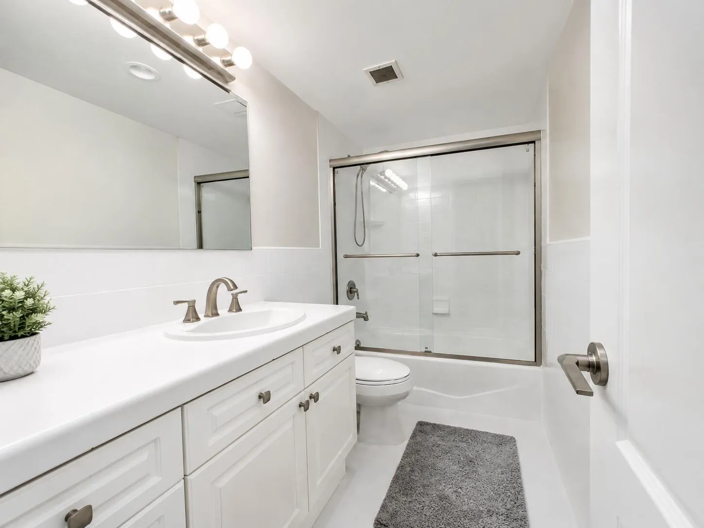 Guest Bathroom, Clean Design and Bright Feel