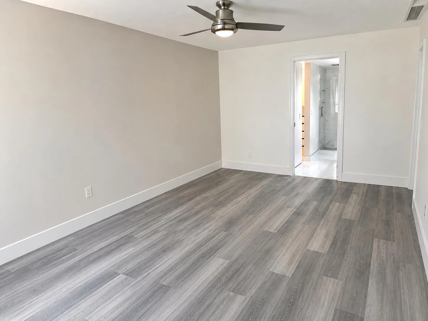 "Empty version" Large master suite with private en-suite bathroom